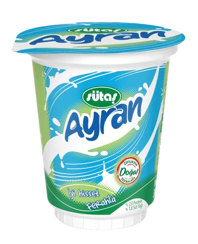Büyük bir bardakta sunulan ayran, köpüklü ve beyaz